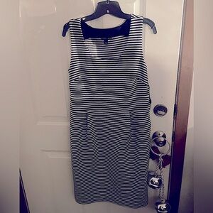 Banana Republic Quiet Luxury Size 12 Black & White Sheath Scooped-Neck Dress